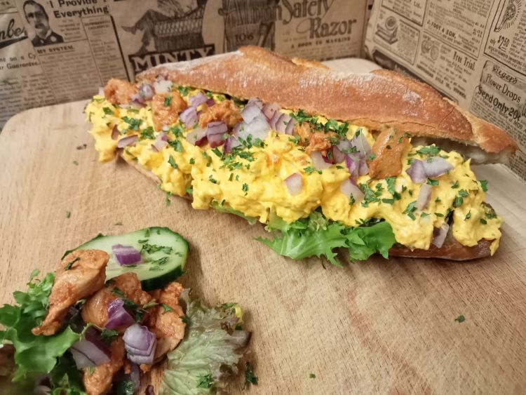 Broodje Surinaamse Kip Salade